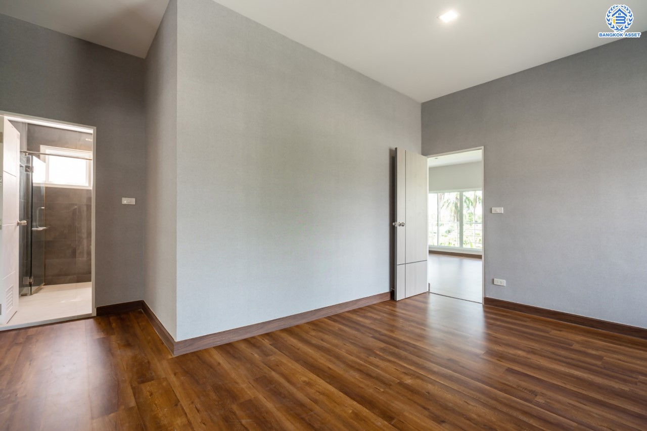 บ้านมือสองตกแต่งใหม่ ม.ราชพฤกษ์ บางบอน4 หลังมุม ตกแต่งหรูหรา เนื้อที่ 102 ตร.ว. ฟังก์ชัน 3 ห้องนอน 3 ห้องน้ำ จอดรถได้ 4 คัน พื้นที่สนามหญ้ากว้างกว่า 106 ตร.ม. บนทำเลศักยภาพ เชื่อมต่อหลายเส้นทาง ใกล้เดอะมอลล์บางแค จุดขึ้นทางด่วน "เพชรเกษม" และรถไฟฟ้าสายสีน้ำเงิน "สถานีหลักสอง"